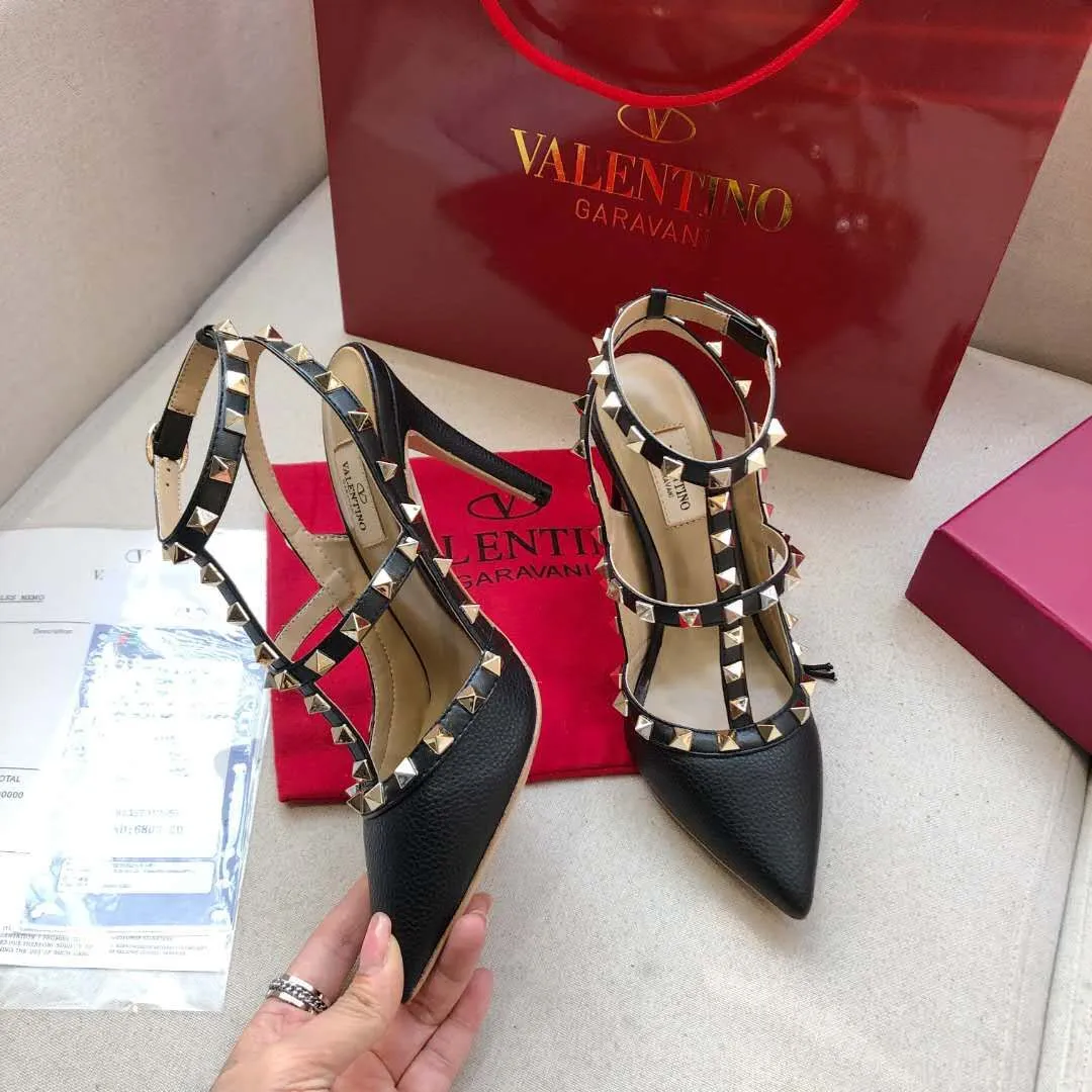 👟👟Ex-factory price 400👟👟 Genuine leather sole +30 Available all year round🎁[Black pebbled leather series] Heel height: 9.5cm+6.5cm. Valentino is a global haute couture and ready-to-wear luxury brand. Valentino is timeless and never goes out of style. Sheepskin feet, lining 🎁34 to 40/41/42 sizes, ready stock. Original last from the counter, regular bottom [red envelope] genuine leather outsole +30